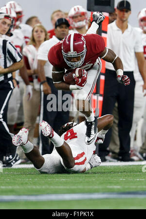 5 septembre 2015 : Alabama Crimson Tide wide receiver ArDarius Stewart (13) est abordé par le Wisconsin Badgers coffre d'Cota Dixon (14) au cours de l'avocat Classic match de football entre les blaireaux du Wisconsin et l'Alabama Crimson Tide chez AT&T Stadium à Arlington, TX ; Tim Warner/CSM. Banque D'Images