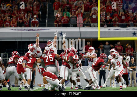5 septembre 2015 : Alabama Crimson Tide place kicker Adam Griffith (99) rate un pendant une tentative de l'avocat Classic match de football entre les blaireaux du Wisconsin et l'Alabama Crimson Tide chez AT&T Stadium à Arlington, TX ; Tim Warner/CSM. Banque D'Images