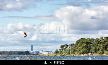 Le kite surf à Hattusaari island, Helsinki, Finlande, Europe, UNION EUROPÉENNE Banque D'Images