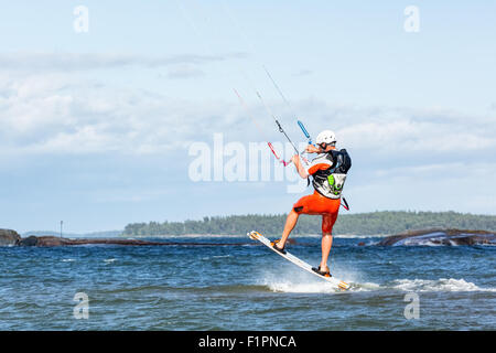 Le kite surf à Hattusaari island, Helsinki, Finlande, Europe, UNION EUROPÉENNE Banque D'Images