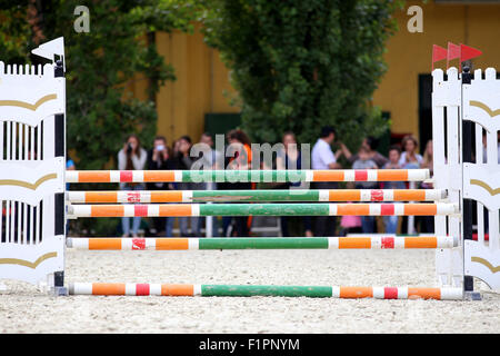 Equitation obstacles obstacles au cours d'une compétition de saut de cheval Banque D'Images