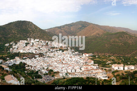 Vue aérienne de Ojen , village blanc sur une colline près de Marbella, en Espagne. Vue panoramique Banque D'Images