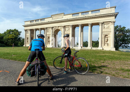 Tchèque deux cyclistes sur la piste cyclable, Colonnade, Reistna Valtice Lednice, UNESCO Moravia, République tchèque piste cyclable Europe campagne cycliste Banque D'Images