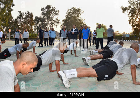 Le Caire, Égypte. Sep 6, 2015. Le président égyptien Abdel Fattah al-Sisi visite le collège militaire dans le Caire, 6 septembre 2015 © Bureau Président égyptien/APA/Images/fil ZUMA Alamy Live News Banque D'Images