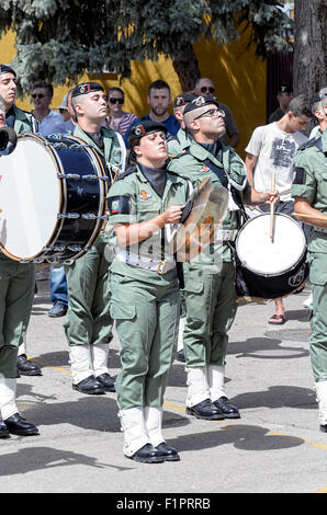 Soldats non identifiés de brigade parachutiste la musique de bande, effectuez un spectacle à Alcala de Henares. Banque D'Images