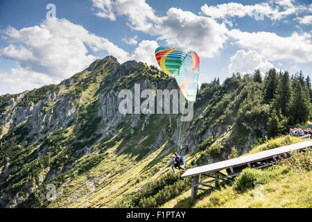 Füssen, ALLEMAGNE - le 23 août : Inconnu sur le mont parapente à Schwangau Tegelberg, Allemagne Le 23 août 2015. Banque D'Images