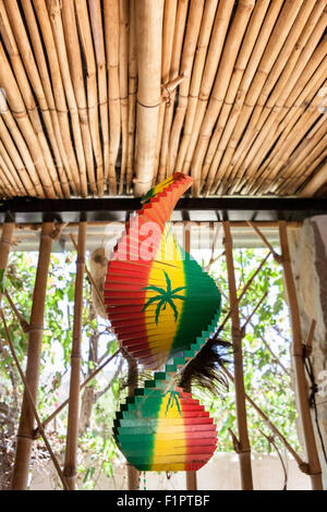 Artisanat décoratif de bois en suspension avec le reggae de couleur avec fenêtre ouverte d'un refuge tropical Banque D'Images