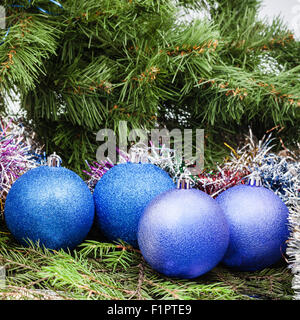 Noël encore la vie - plusieurs bleus et violets Noël Boules de Noël sur fond de Noël" Banque D'Images