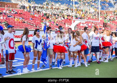 4 septembre 2015 :.dem fans se préparent à mener l'équipe vers le bas le terrain avant un match de football entre les NCAA Baylor Bears et le SMU Mustangs à Gerald J. Ford Stadium de Dallas, Texas.Manny Flores/CSM.Baylor remporte 56-21 Banque D'Images