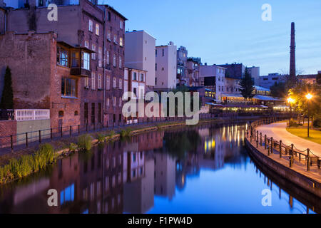 Dans la soirée de Bydgoszcz en Pologne, de vieux édifices le long de la rivière de l'île et de l'usine de Mlynowka. Banque D'Images