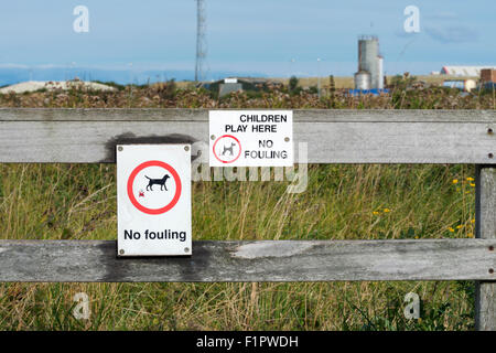 'Pas d'encrassement" (par des chiens) signe sur une réserve naturelle dans la région de Fleetwood, Lancashire Banque D'Images