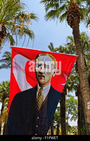 Bannière montrant Mustafa Kemal Atatürk, le "père fondateur" de la Turquie moderne. Banque D'Images