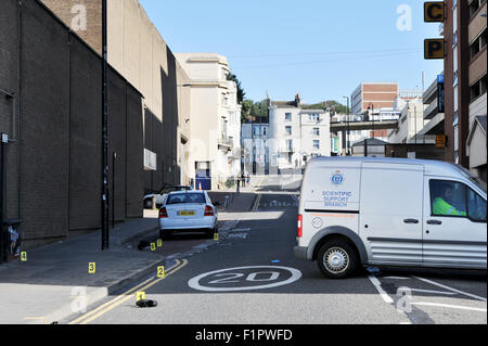 Brighton, UK. 6 Septembre, 2015. La police enquêtant sur la scène d'une lutte au bas de Cannon place à Brighton par le Grand et Hilton Metropole hôtels . Un homme a été gravement blessé et est à l'hôpital après la lutte qui a eu lieu le soir précédent crédit : Simon Dack/Alamy Live News Banque D'Images