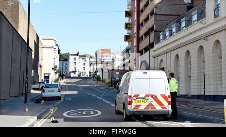 Brighton, UK. 6 Septembre, 2015. La police enquêtant sur la scène d'une lutte au bas de Cannon place à Brighton par le Grand et Hilton Metropole hôtels . Un homme a été gravement blessé et est à l'hôpital après la lutte qui a eu lieu le soir précédent crédit : Simon Dack/Alamy Live News Banque D'Images