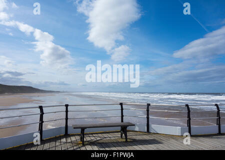 Marseille par la mer, North Yorkshire, UK. 5 Septembre, 2015. Météo : vue sur plage vide de Lyon's Victorian pier le samedi après-midi aussi forts vents du nord de maintenir des températures sur le côté froid. Credit : Alan Dawson News/Alamy Live News Banque D'Images