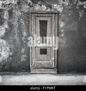 Vieille porte en bois sombre en mur de béton avec signe d'exclamation, vide intérieur abstrait, texture de fond carré Banque D'Images