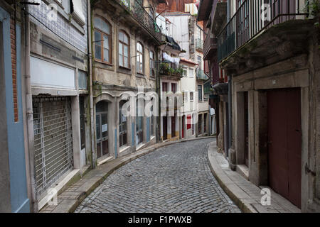 Ville de Porto au Portugal, ruelles pavées, ruelle et maisons de la vieille ville. Banque D'Images