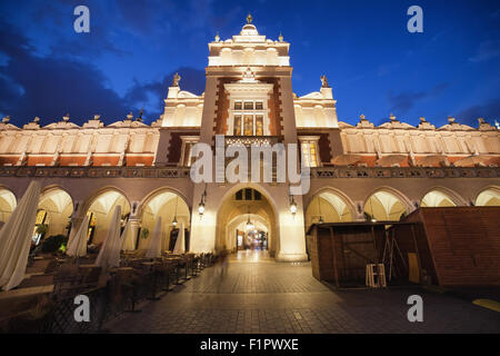 Halle aux draps - Sukiennice dans ville de Cracovie (Pologne) par nuit, Place du marché dans la vieille ville. Banque D'Images