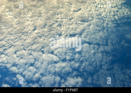 Les cumulus. Ciel bleu avec des nuages. Vue d'en haut Banque D'Images