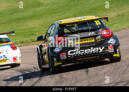 Corby, Royaume-Uni. 6 Septembre, 2015. Adam Morgan et disques durs pendant la course de WIX Dunlop MSA British Touring Car Championship at Rockingham Speedway le 6 septembre 2015 à Corby, Royaume-uni Crédit : Gergo Toth/Alamy Live News Banque D'Images