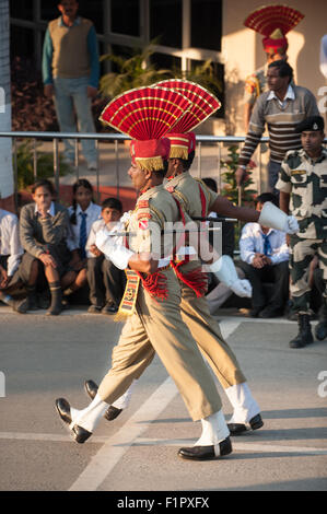 Amritsar, Punjab, en Inde. Protections sur Parade. au niveau de la passerelle entre l'Inde et le Pakistan. Banque D'Images