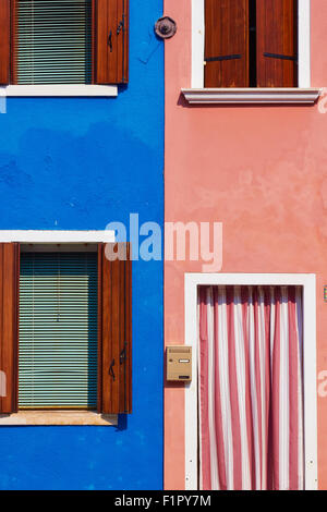 Bleu et rose maisons adjacentes Burano Lagune de Venise Vénétie Italie Europe Banque D'Images