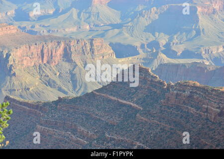 Le Grand Canyon au lever du soleil sur un matin de septembre. Banque D'Images