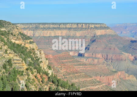 Le Grand Canyon au lever du soleil sur un matin de septembre. Banque D'Images