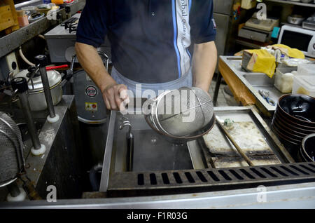 Cuisine chef japonais Kake udon nouilles japonaises ou soupe de nouilles au restaurant le 9 juillet 2015 à Osaka, Japon Banque D'Images