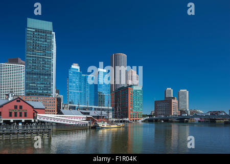 Quai de l'Atlantique FORT POINT CHANNEL WATERFRONT SKYLINE INNER HARBOR SOUTH BOSTON MASSACHUSETTS USA Banque D'Images