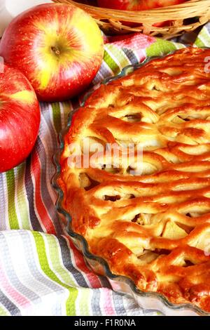 Tarte aux pommes avec maille ornées de fleurs et de pommes sur la table Banque D'Images