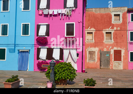 Fontaine et maisons colorées de Burano Lagune de Venise Vénétie Italie Europe Banque D'Images