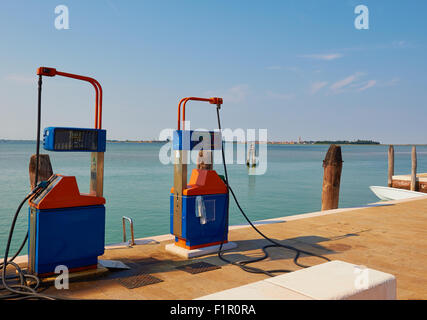 Pompes à carburant pour les bateaux sur l'île de Saint Érasme la lagune de Venise Vénétie Italie Europe Banque D'Images