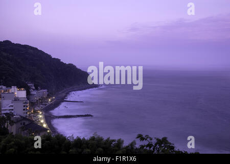 Au-dessus de la zone de source chaude alligators Atagawa au coucher du soleil, Shizuoka Prefecture, Japan Banque D'Images