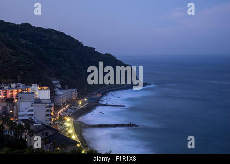 Au-dessus de la source chaude alligators Atagawa repas après le coucher du soleil, Shizuoka Prefecture, Japan Banque D'Images