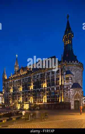 L'ancien hôtel de ville d'Aachen, Allemagne avec ciel bleu nuit. Banque D'Images