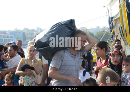 Pirée, Grèce. 06 Sep, 2015. Un réfugié débarquer du navire transportant ses affaires. Tera Jet ferry est arrivé au port de Pirée transportant 1700 réfugiés syriens de l'île grecque de Lesbos. Crédit : George/Panagakis Pacific Press/Alamy Live News Banque D'Images