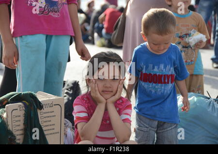 Pirée, Grèce. 06 Sep, 2015. Les jeunes réfugiés attendent dans le port. Tera Jet ferry est arrivé au port de Pirée transportant 1700 réfugiés syriens de l'île grecque de Lesbos. Crédit : George/Panagakis Pacific Press/Alamy Live News Banque D'Images