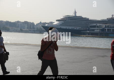 Pirée, Grèce. 06 Sep, 2015. Les débarquer pour le navire qui transporte ses valises. Tera Jet ferry est arrivé au port de Pirée transportant 1700 réfugiés syriens de l'île grecque de Lesbos. Crédit : George/Panagakis Pacific Press/Alamy Live News Banque D'Images