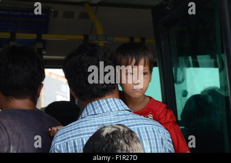 Pirée, Grèce. 06 Sep, 2015. Un réfugié en entre dans un autobus avec son papa. Tera Jet ferry est arrivé au port de Pirée transportant 1700 réfugiés syriens de l'île grecque de Lesbos. Crédit : George/Panagakis Pacific Press/Alamy Live News Banque D'Images