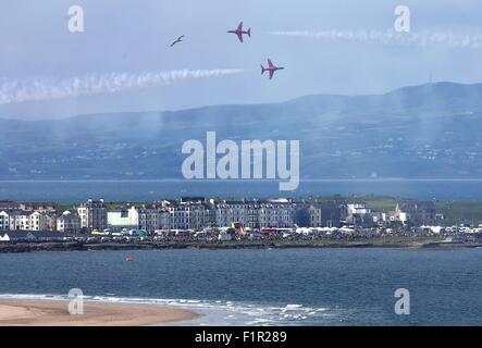 Donegal, UK. 5e Septembre 2015.Co Antrim Portrush, avec les collines du Co Donegal dans l'arrière-plan pour les flèches rouges aerobatic affichage, comme ils ont ouvert les ondes de l'Air 2015 Le dimanche à Portrush Co Anrtrim. Crédit : Steven McAuley/Alamy Live News Banque D'Images