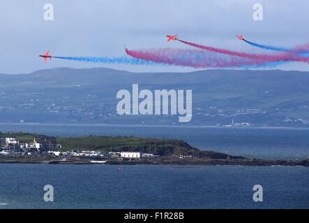 Donegal, UK. 5e Septembre 2015.Co Antrim Portrush, avec les collines du Co Donegal dans l'arrière-plan pour les flèches rouges aerobatic affichage, comme ils ont ouvert les ondes de l'Air 2015 Le dimanche à Portrush Co Anrtrim. Crédit : Steven McAuley/Alamy Live News Banque D'Images