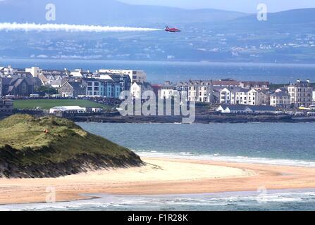 Donegal, UK. 5e Septembre 2015.Co Antrim Portrush, avec les collines du Co Donegal dans l'arrière-plan pour les flèches rouges aerobatic affichage, comme ils ont ouvert les ondes de l'Air 2015 Le dimanche à Portrush Co Anrtrim. Crédit : Steven McAuley/Alamy Live News Banque D'Images