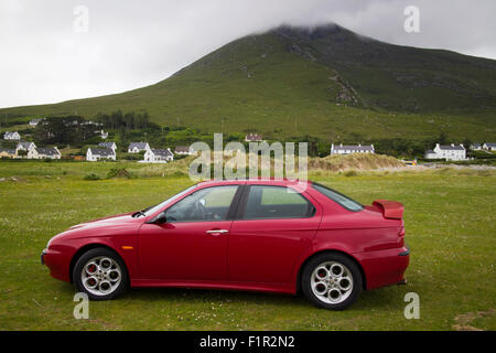 Alfa 156 voiture garée sur l'herbe à doogort avec vue de slievemore Achill Island County Mayo Irlande Banque D'Images