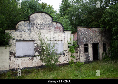 Ancienne boutique de bord de route et la construction du comté de Fermanagh, Irlande du Nord Banque D'Images