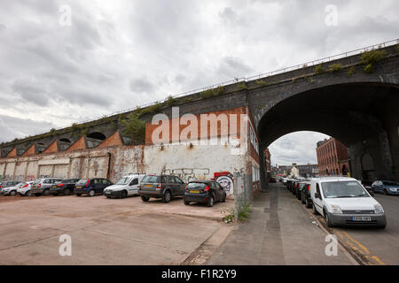 Viaduc Ferroviaire dans Oxford street ancienne zone industrielle d'une aire de conservation maintenant digbeth Birmingham UK Banque D'Images