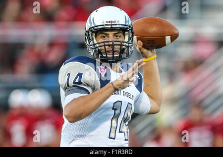 Fairfield, CT, USA. 12Th Mar, 2015.  : Saint Anselme quarterback Yianni Sánchez (14)lance une passe contre Sacré-Cœur lors de la 1ère moitié de NCAA football FC action au Sacré-Cœur du Campus de l'Université de Fairfield, Connecticut) Champ Sacré-Cœur gagné 43-19. Gary McCullough/CSM/Alamy Live News Banque D'Images