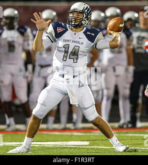 Fairfield, CT, USA. 12Th Mar, 2015.  : Saint Anselme quarterback Yianni Sánchez (14)lance une passe contre Sacré-Cœur au cours de la 2ème moitié de NCAA football FC action au Sacré-Cœur du Campus de l'Université de Fairfield, Connecticut) Champ Sacré-Cœur gagné 43-19. Gary McCullough/CSM/Alamy Live News Banque D'Images