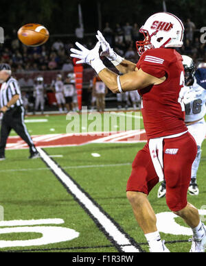 Fairfield, CT, USA. 12Th Mar, 2015. Sacré-Cœur : receveur Jackson King (21) attrape un col contre Saint Anselme durant la 2e moitié de NCAA football FC action au Sacré-Cœur du Campus de l'Université de Fairfield, Connecticut) Champ Sacré-Cœur gagné 43-19. Gary McCullough/CSM/Alamy Live News Banque D'Images