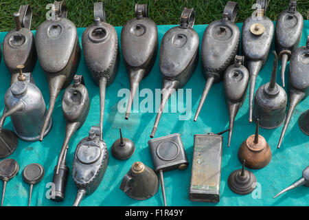 Vintage Collection de vieux bidons d'huile sur l'affichage à un pays juste cause, England UK Banque D'Images